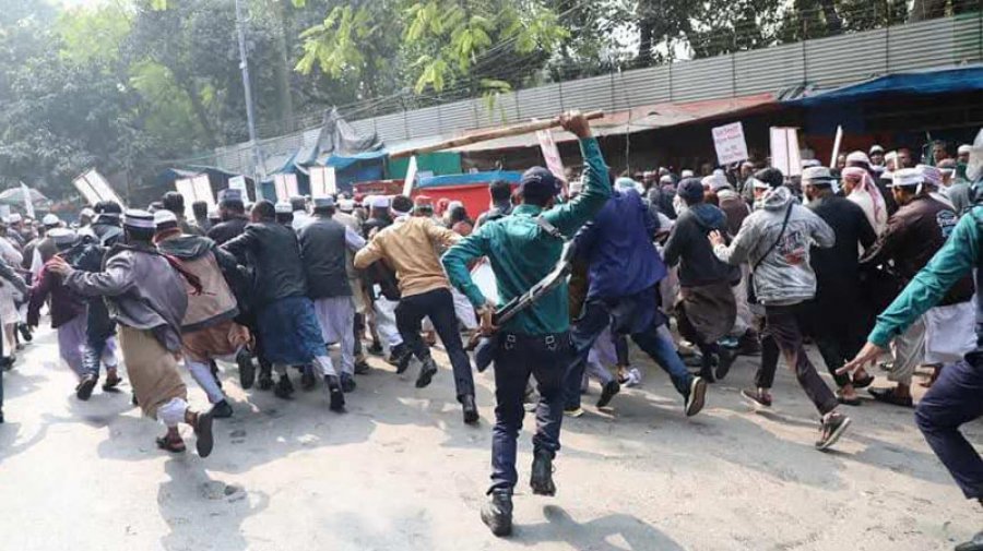 পুলিশের বাধায় আটকে গেল ইবতেদায়ি শিক্ষকদের পদযাত্রা