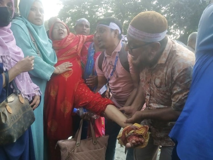 শাহবাগে শিক্ষকদের ‘কলম সমর্পণ’ কর্মসূচিতে পুলিশের বাধা, আহত ও আটকের অভিযোগ