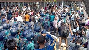 ‘ধাক্কা মেরে’ সড়ক থেকে শিক্ষকদের সরিয়ে দিয়েছে পুলিশ