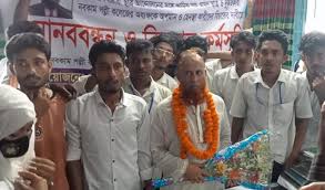 হাতুড়িপেটা করে পদত্যাগে বাধ্য,সেই অধ্যক্ষকে ফুল দিয়ে বরণ
