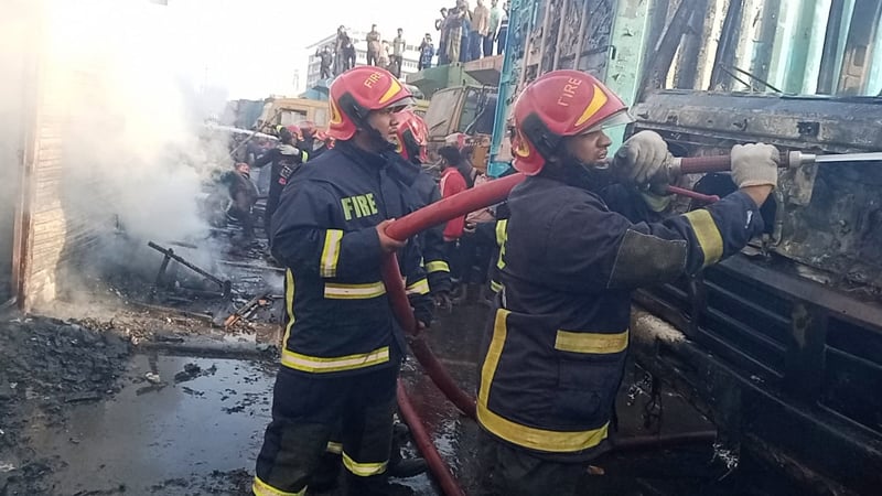 তেজগাঁও ট্রাকস্ট্যান্ডে আগুনে ৬ ট্রাক ভস্মীভূত