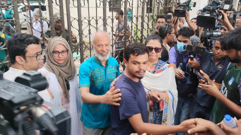 মিছিল নিয়ে শাহবাগ থানায় শিক্ষকরা, ছাড়িয়ে নিলেন দুই শিক্ষার্থীকে