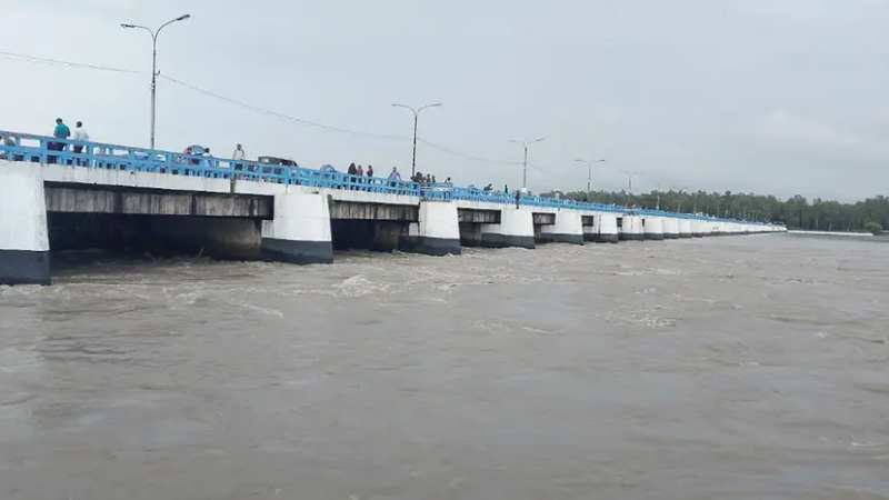 তিস্তায় বিপৎসীমা ছুঁই ছুঁই পানি, প্লাবনের শঙ্কায় তিস্তাপাড়ের মানুষ