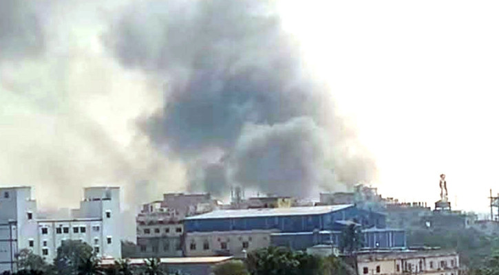 টঙ্গীতে তুলার গুদামে আগুন, নিয়ন্ত্রণে ৭ ইউনিট