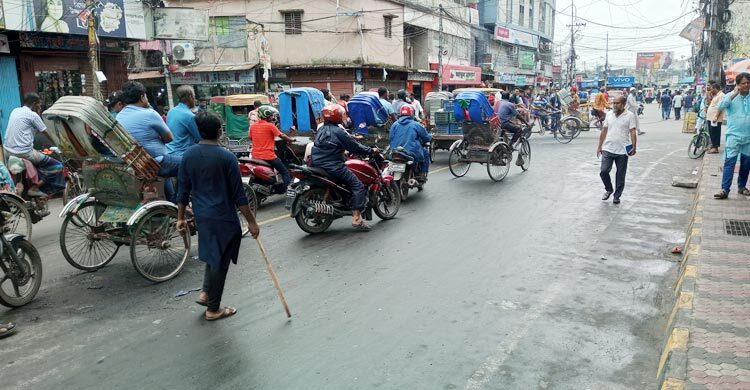 ট্রাফিক নিয়ন্ত্রণ করে তাক লাগালো ছাত্ররা