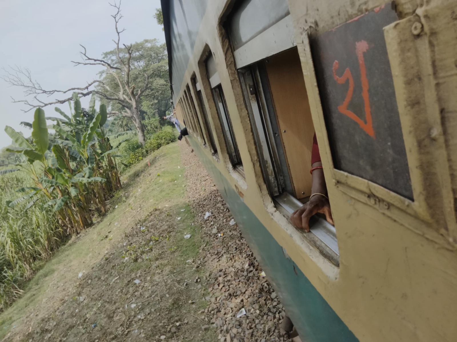 অটোরিকশাকে ধাক্কা দিয়ে ট্রেনের ইঞ্জিন বিকল