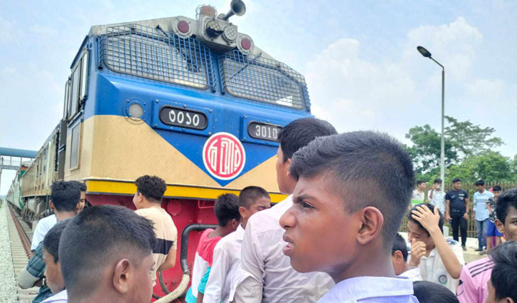 কুমিল্লায় ট্রেনে কাটা পড়ে স্কুলছাত্রীর মৃত্যু, রেললাইন অবরোধ