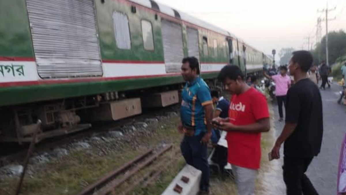 পাবনার ভাঙ্গুড়ায় বগি লাইনচ্যুত, ৩ ঘণ্টা ধরে ট্রেন চলাচল বন্ধ