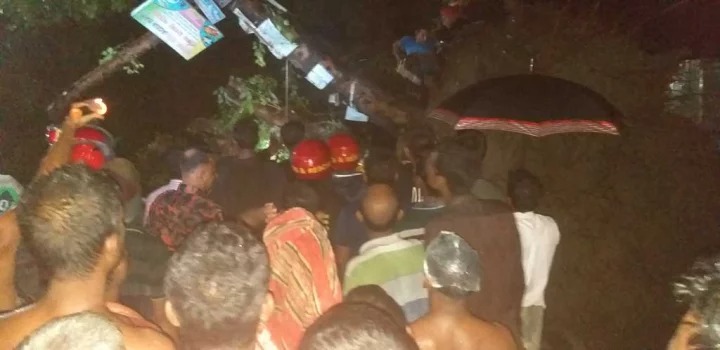 ঝড়ে উপড়ে পড়া বটগাছের চাপায় প্রাণ গেল ৪ জনের