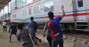 মহাখালীতে ট্রেনে ইট-পাটকেল নিক্ষেপ, শিশুসহ অনেকে রক্তাক্ত