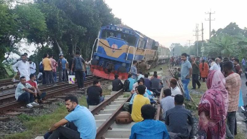 পাবনার ভাঙ্গুড়ায় বগি লাইনচ্যুত, ৩ ঘণ্টা ধরে ট্রেন চলাচল বন্ধ
