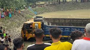 শিবগঞ্জে সিমেন্টবোঝাই ট্রাক উল্টে ২ জনের মৃত্যু