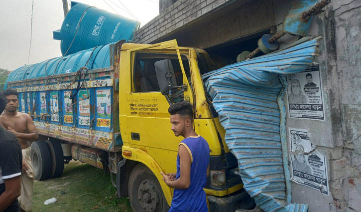 নিয়ন্ত্রণ হারিয়ে ট্রাক দোকানে, নিহত ২