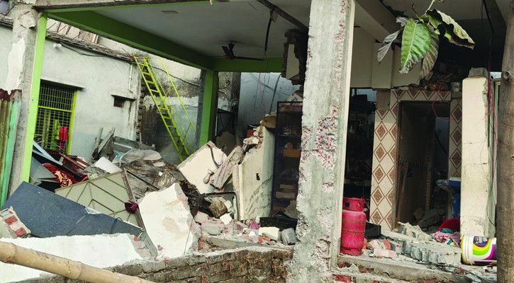 কেরানীগঞ্জে বিস্ফোরণে উড়ে গেল মাদ্রাসার কক্ষ, শিশুসহ আহত ৪