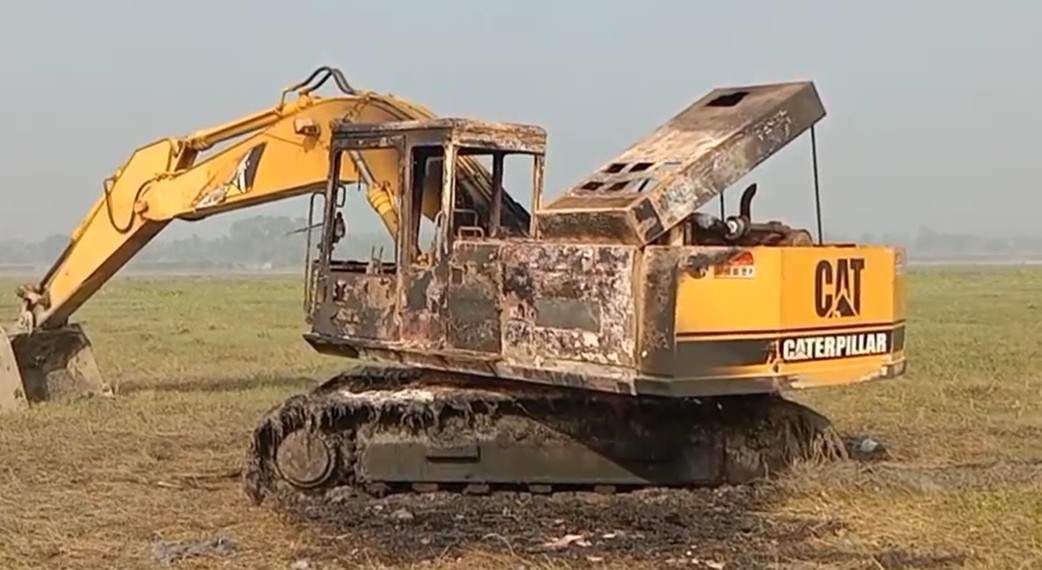 ফসলি জমিতে পুকুর খননে বাধা দেওয়ায় কৃষককে ভেকুচাপায় হত্যার অভিযোগ