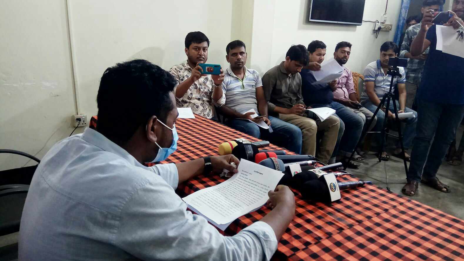 অন্তরঙ্গ মুহূর্তের ছবি ফাঁস, বিচার চান কলেজছাত্র