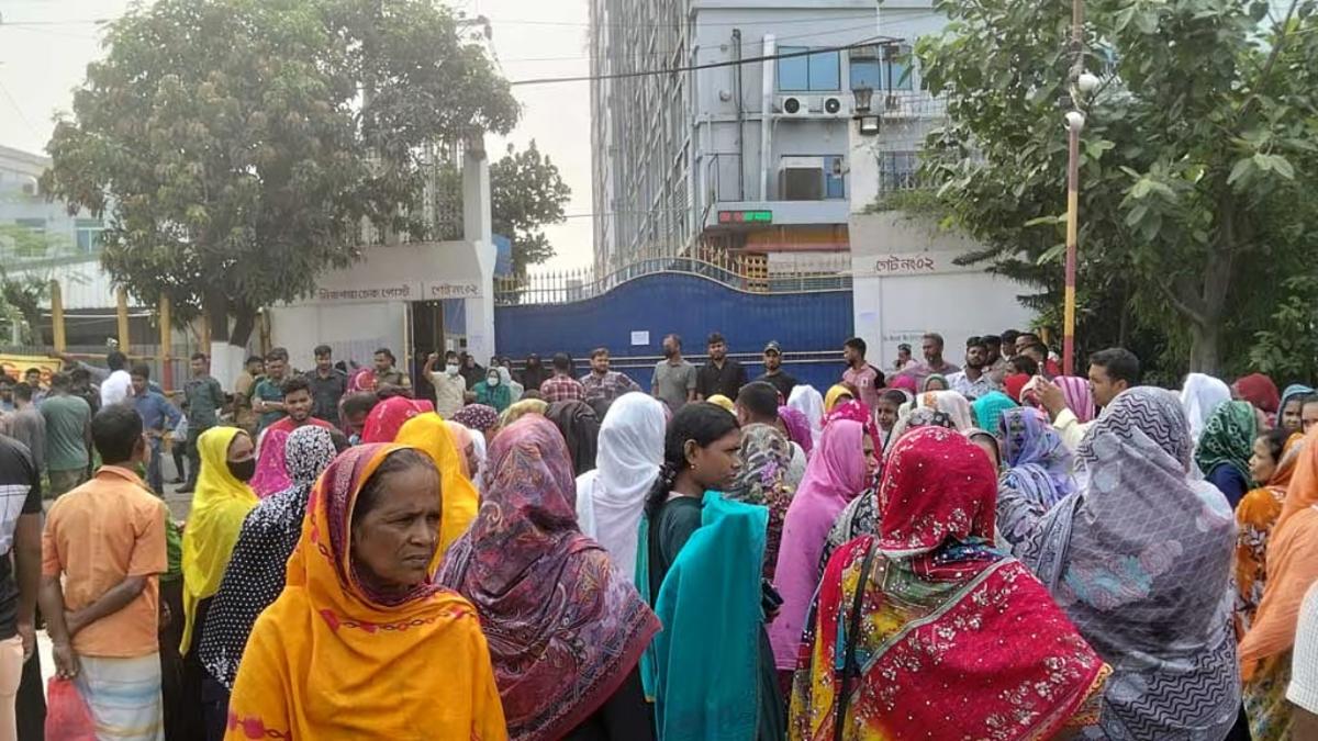 সাভারে ছাঁটাইয়ের প্রতিবাদে পোশাক শ্রমিকদের বিক্ষোভ, মহাসড়ক অবরোধ