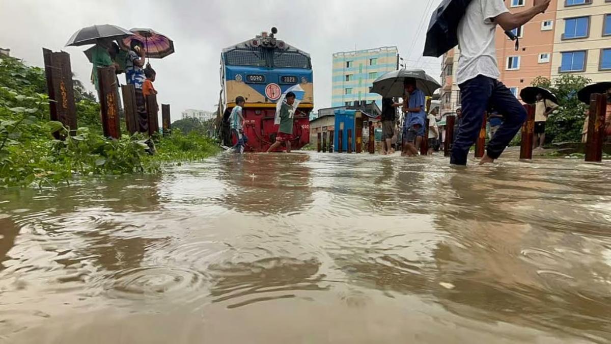 চট্টগ্রামে জলাবদ্ধতা: ৬৫০ যাত্রী নিয়ে আটকা কক্সবাজারগামী  পর্যটক এক্সপ্রেস