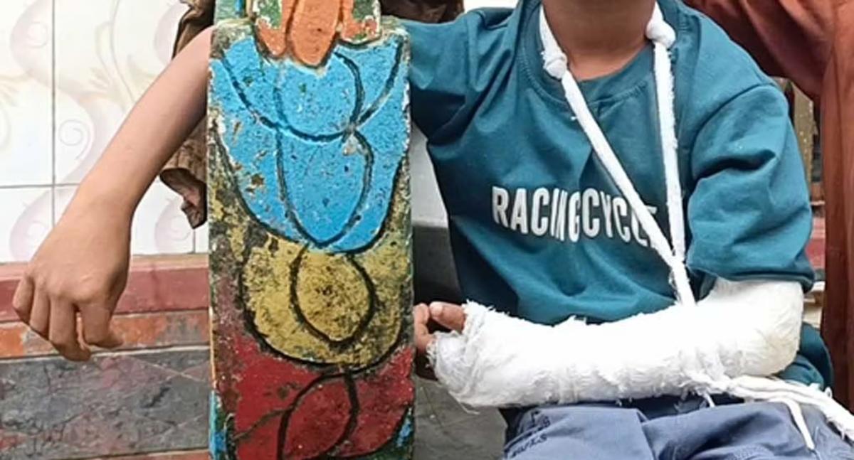 মানিকগঞ্জে মাদ্রাসা শিক্ষকের বেত্রাঘাতে ভাঙলো শিশুর হাড়, থানায় অভিযোগ